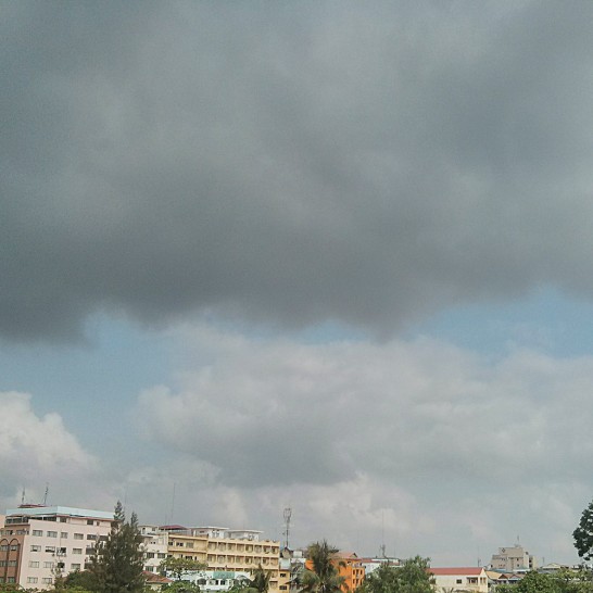 雨期を予感させる黒い雲