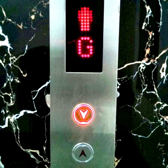 下に行きたいのに上のボタンを押してしまうエレベーター