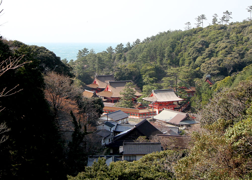 山の合間にある日御碕神社。山の緑、海の青、そして神社の朱色がとても綺麗です。