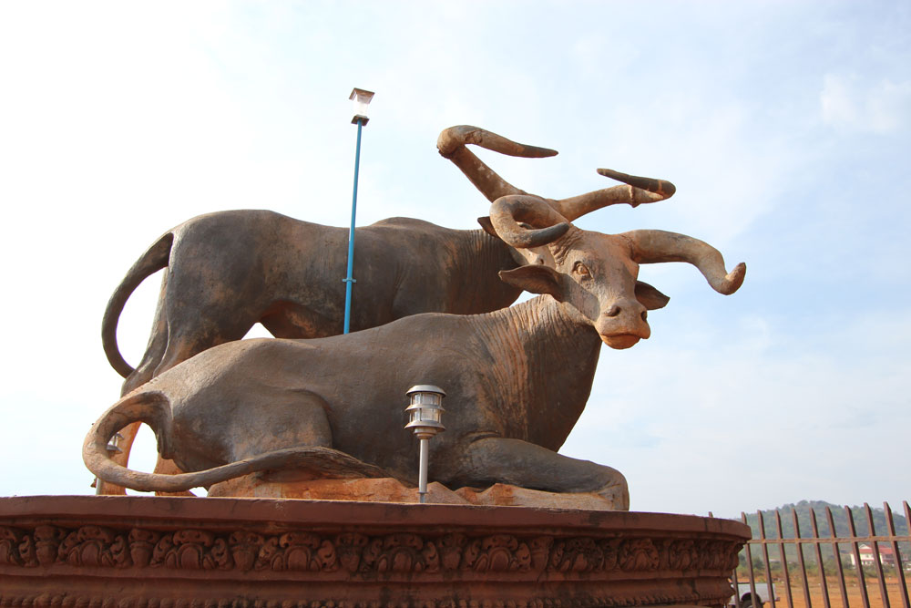 モンドルキリで見かけた水牛の像