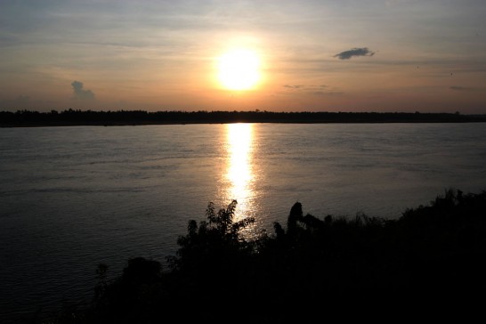 メコン河に落ちる夕陽。