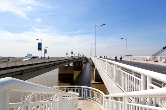 右が新しく開業した中国橋。左が日本橋。