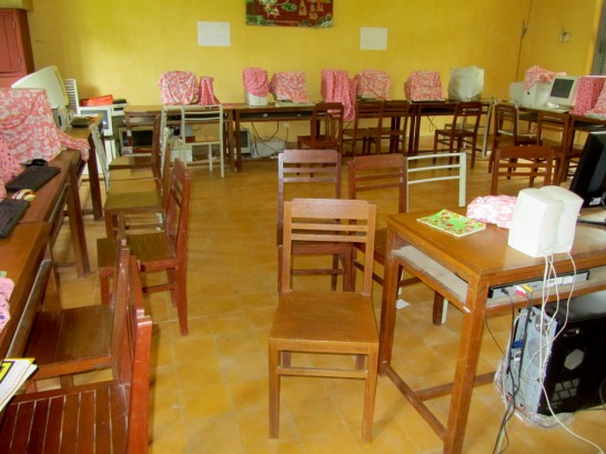 カンボジアの教室。掃除されていなくて汚い。