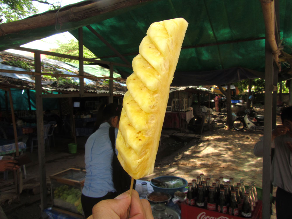 カンボジアではパイナップルをこんな風に串にさして食べます。
