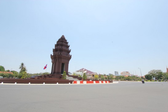 クメール正月の独立記念塔。ガラガラです。