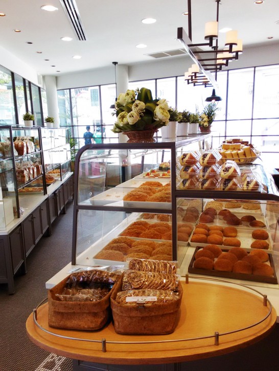 店内には色々な種類のパンやケーキが並べられています。