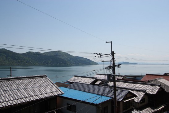 少し高い場所にある神社から琵琶湖を望む。