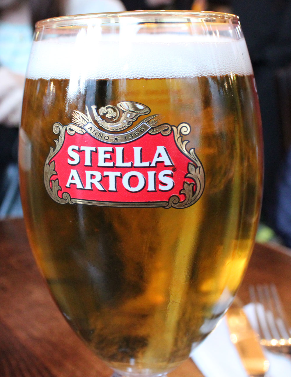 ベルギービール・STELLA ARTOIS。苦みがクセになる。