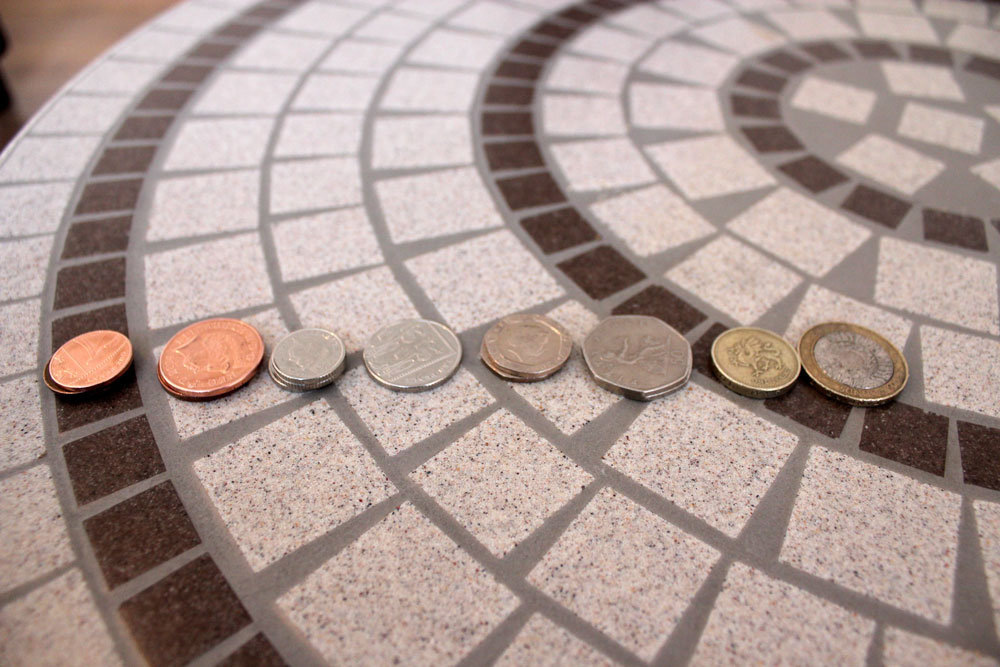 イギリスのコイン。1ペンスから2ポンドまで8種類あります。