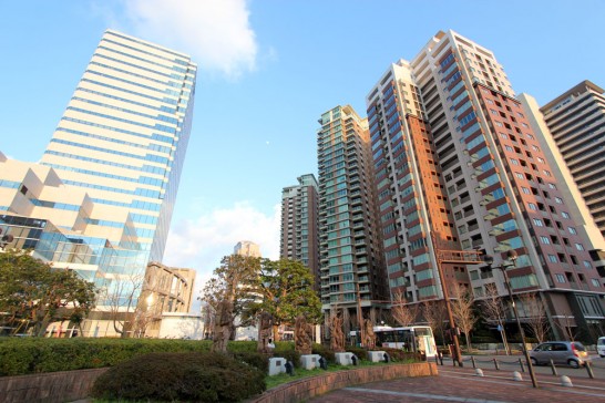 福岡タワーの周辺は高層マンションが建ち並ぶ静かでお洒落なエリア。