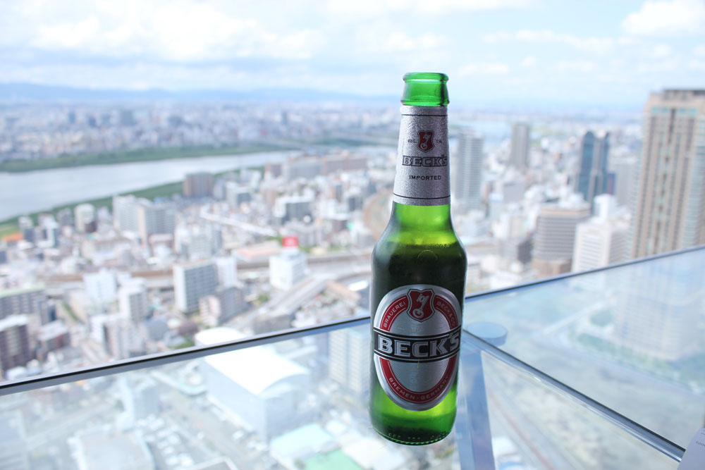 40階からの眺めは最高。ビールも美味いです。