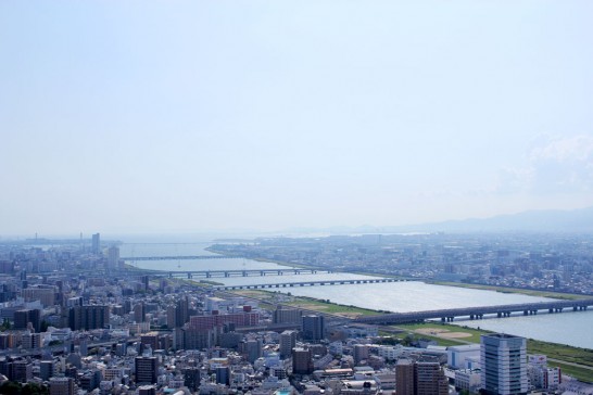 屋上から大阪湾を望む。晴れていると遠くに明石海峡大橋も見ることができます。