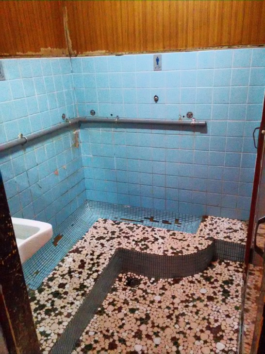 男性は青のタイルの壁にぶっぱなします。外からは丸見えです。