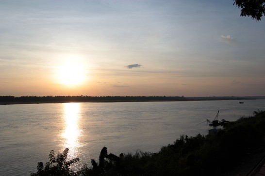 クラチェの町からみたメコン河の夕暮れ