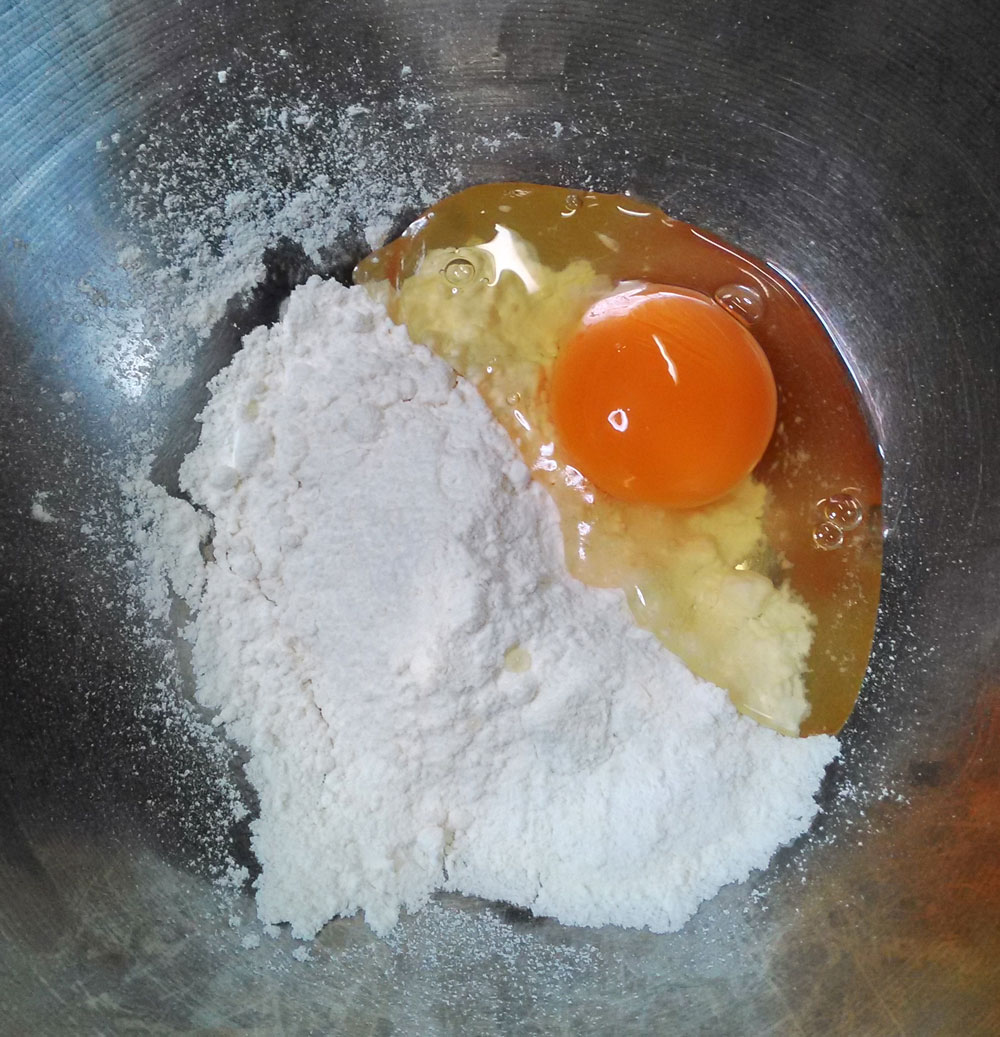 小麦粉、卵、塩、こしょうを混ぜます