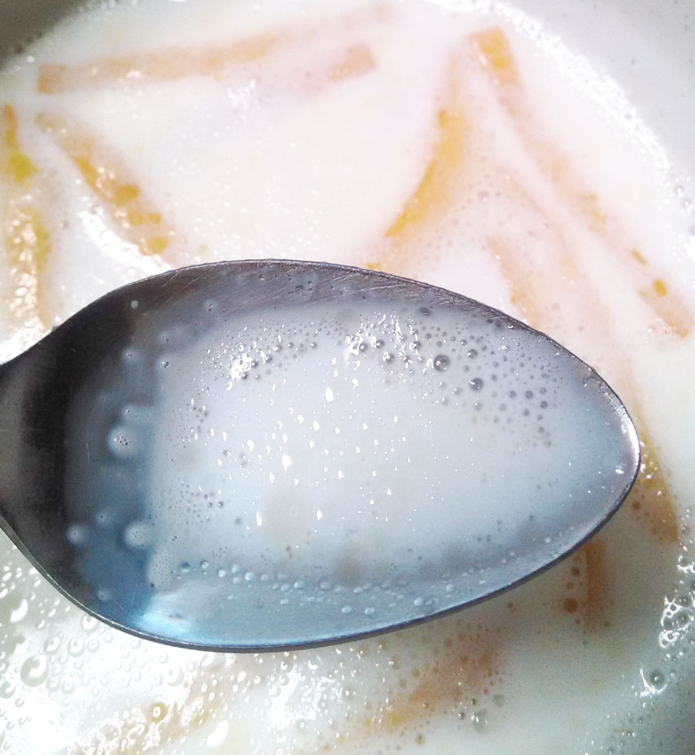 牛乳に溶け出したサッポロポテトの油