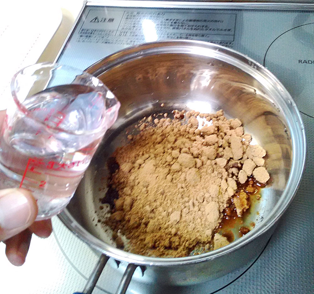 黒糖と水を鍋に入れる