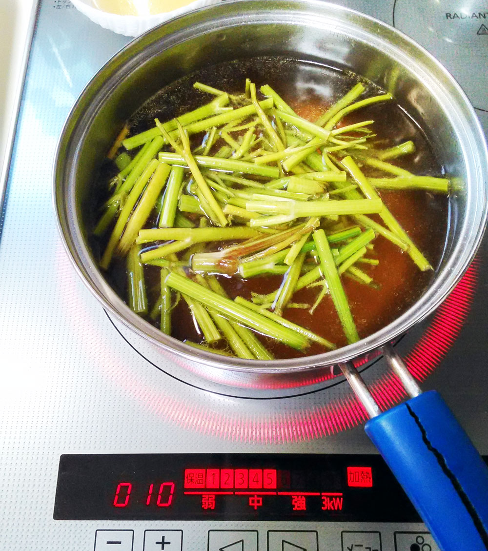 残ったコンソメスープにパセリの茎を入れて10分間煮込む
