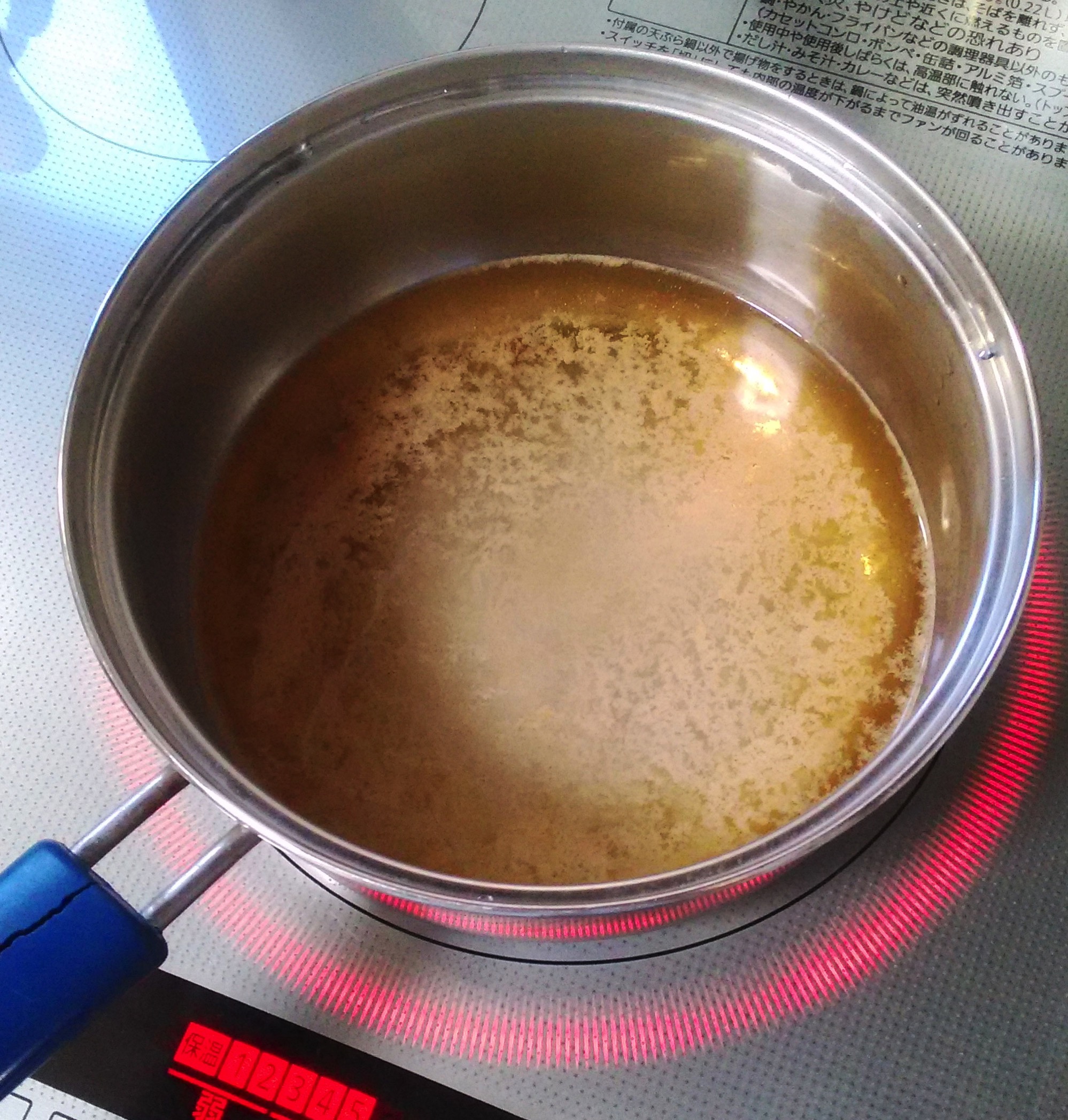 鍋に水、だしの素、塩を入れて沸騰させる