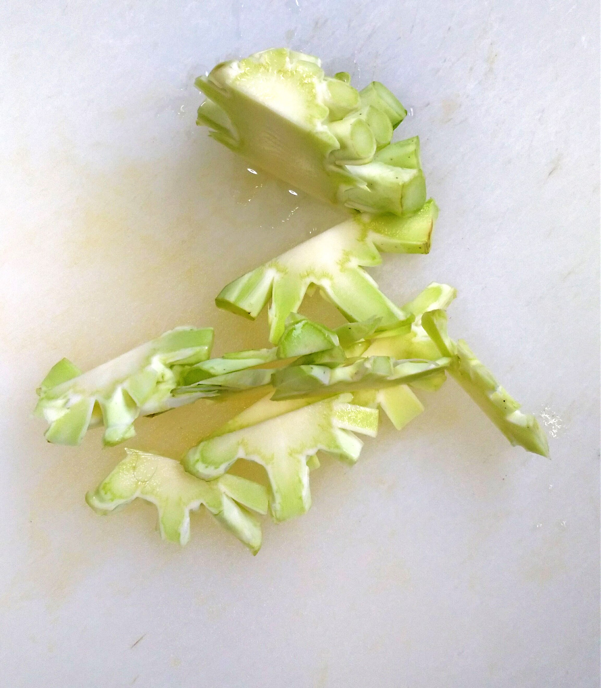 ブロッコリーの茎は薄く切って鍋に入れる