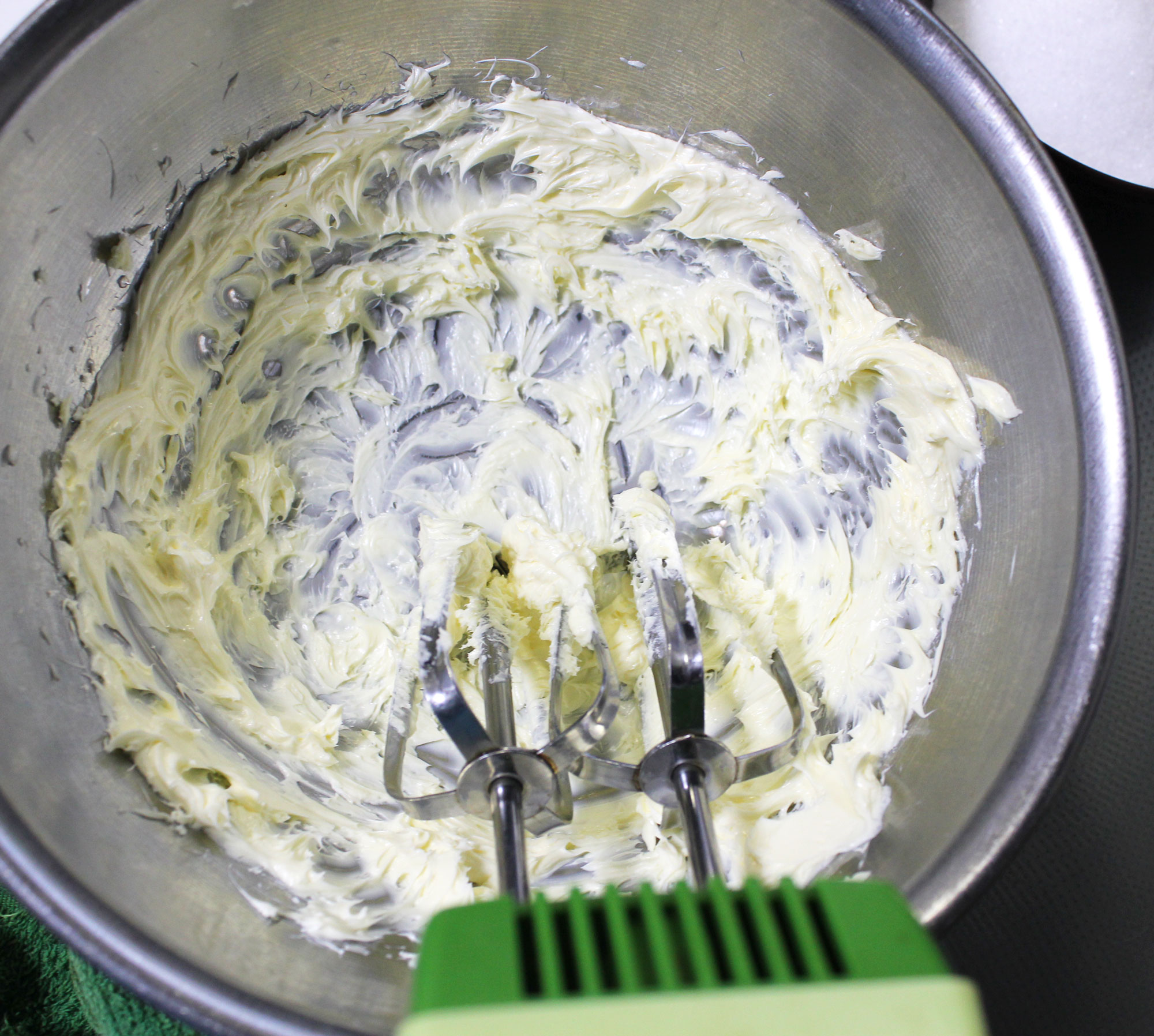 バターをハンドミキサーでよくかき混ぜる