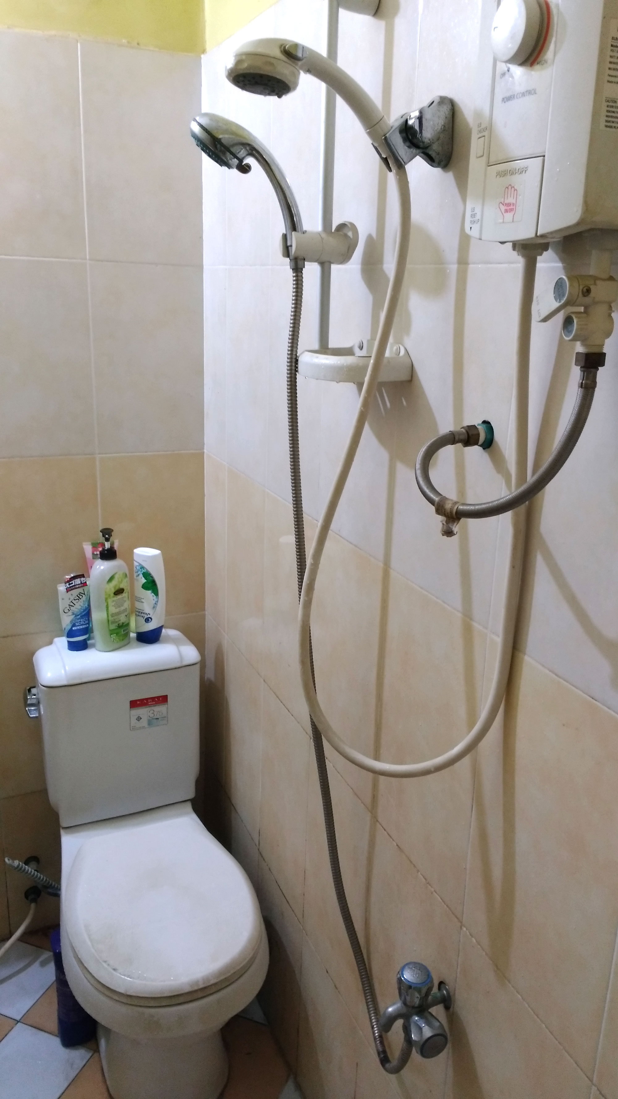シャワーと一緒になったカンボジアのトイレ