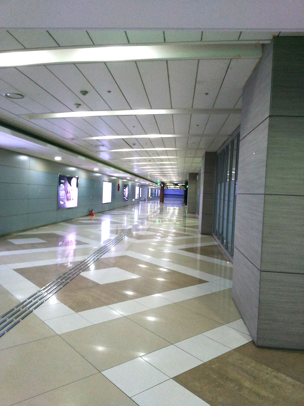 金浦国際空港駅への通路
