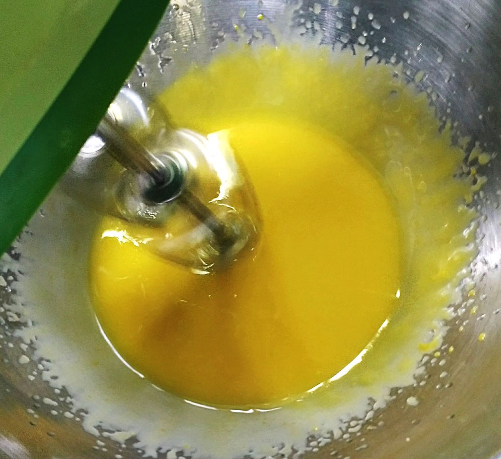 卵と酢、油をよくかき混ぜる