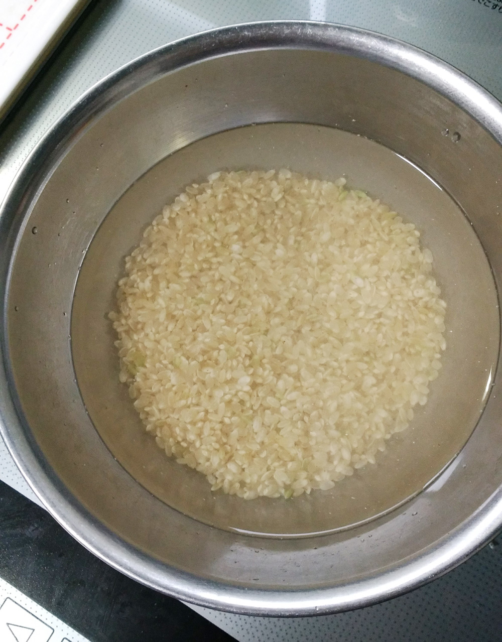 玄米を洗って30分ほど浸水させておく