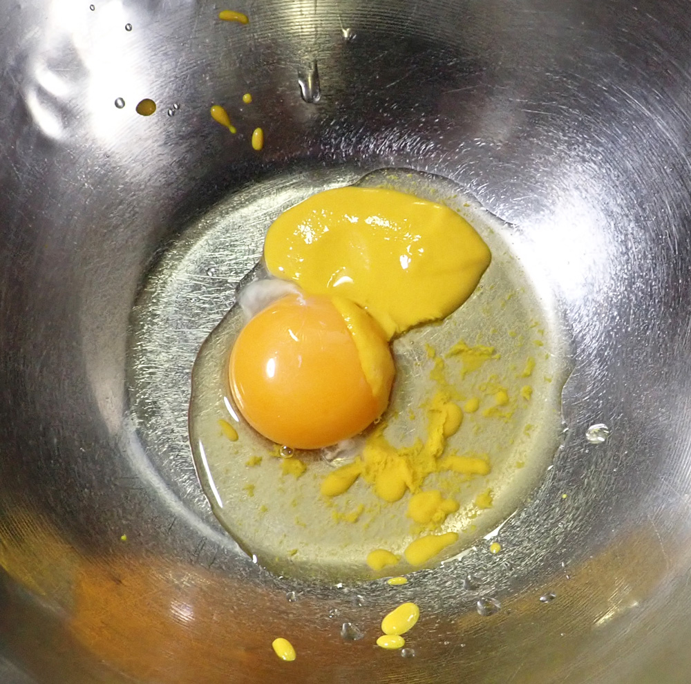 ボールに卵黄、マスタード、酢を入れる