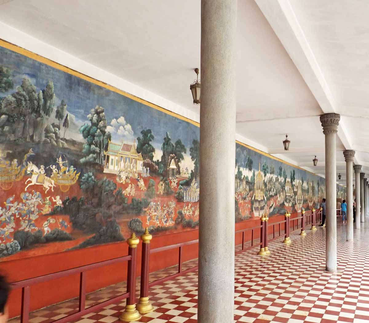 Silver Pagodaのまわりにはカンボジアの歴史を描いた壁画がぐるっと続いている