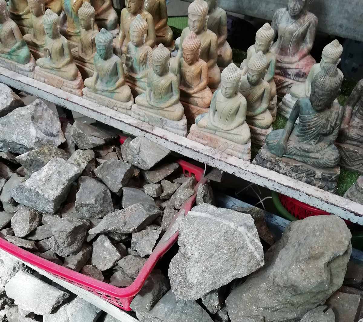 石でできた仏像