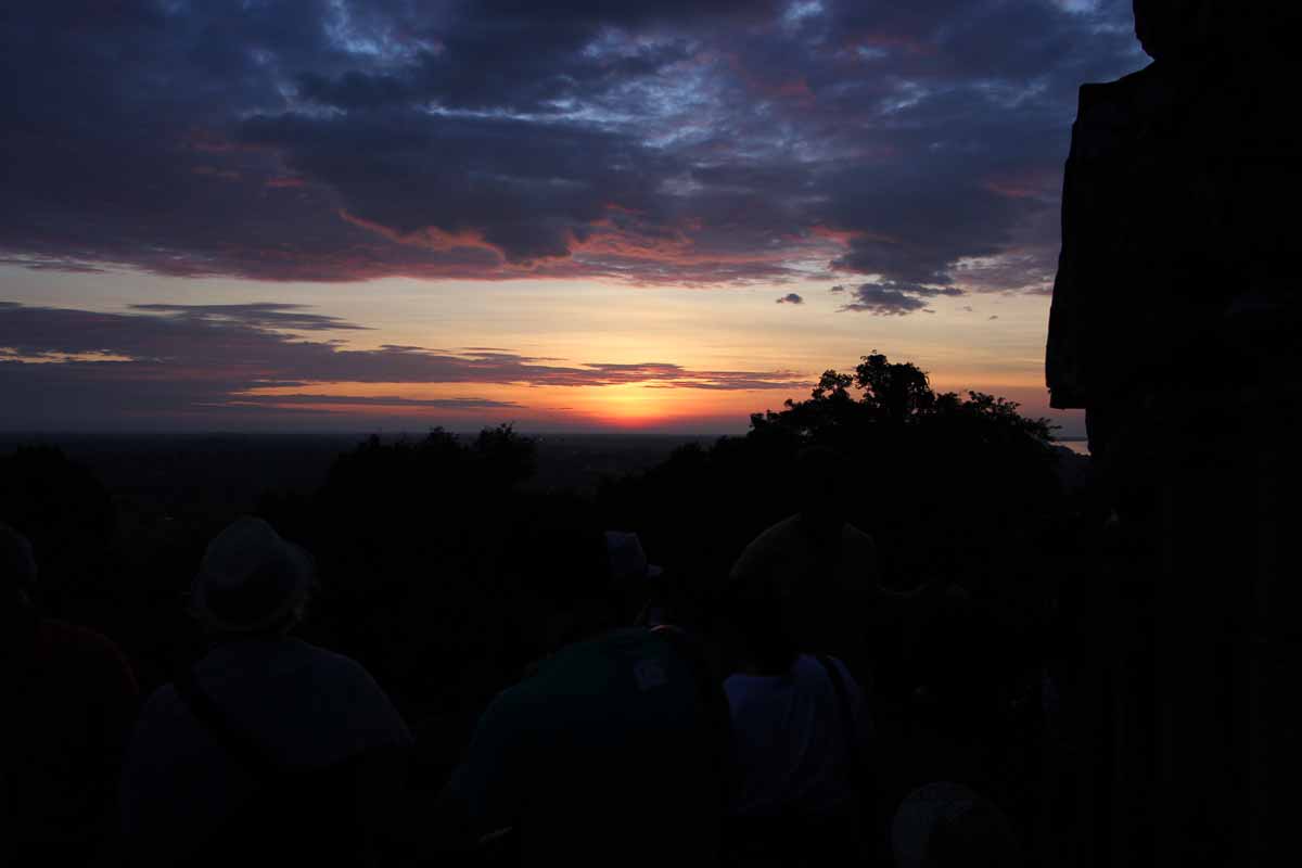 プノン・バケン寺院から見た陽が沈んだ西の空