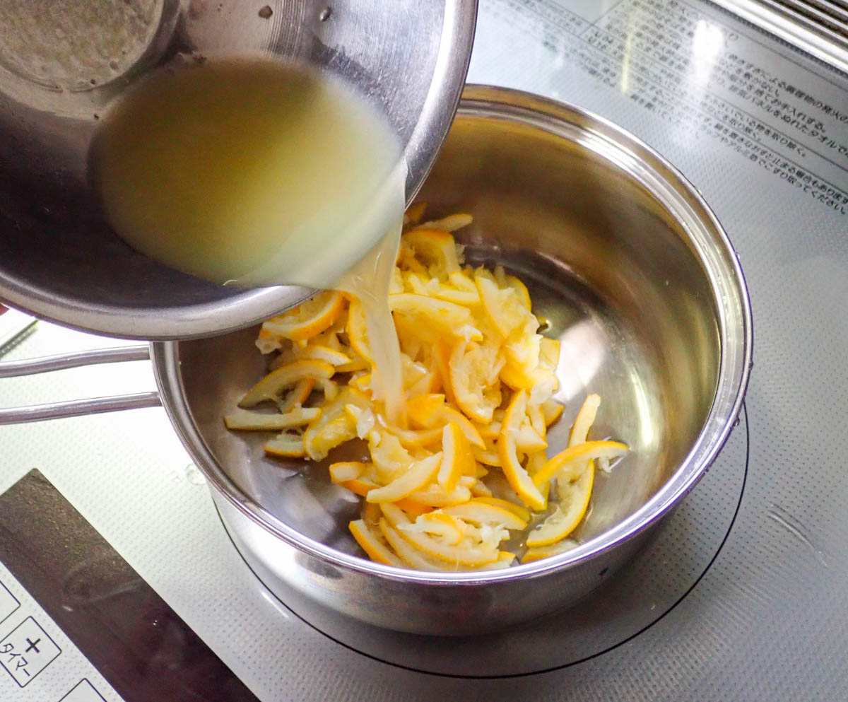 鍋にレモン果皮と果汁を入れる