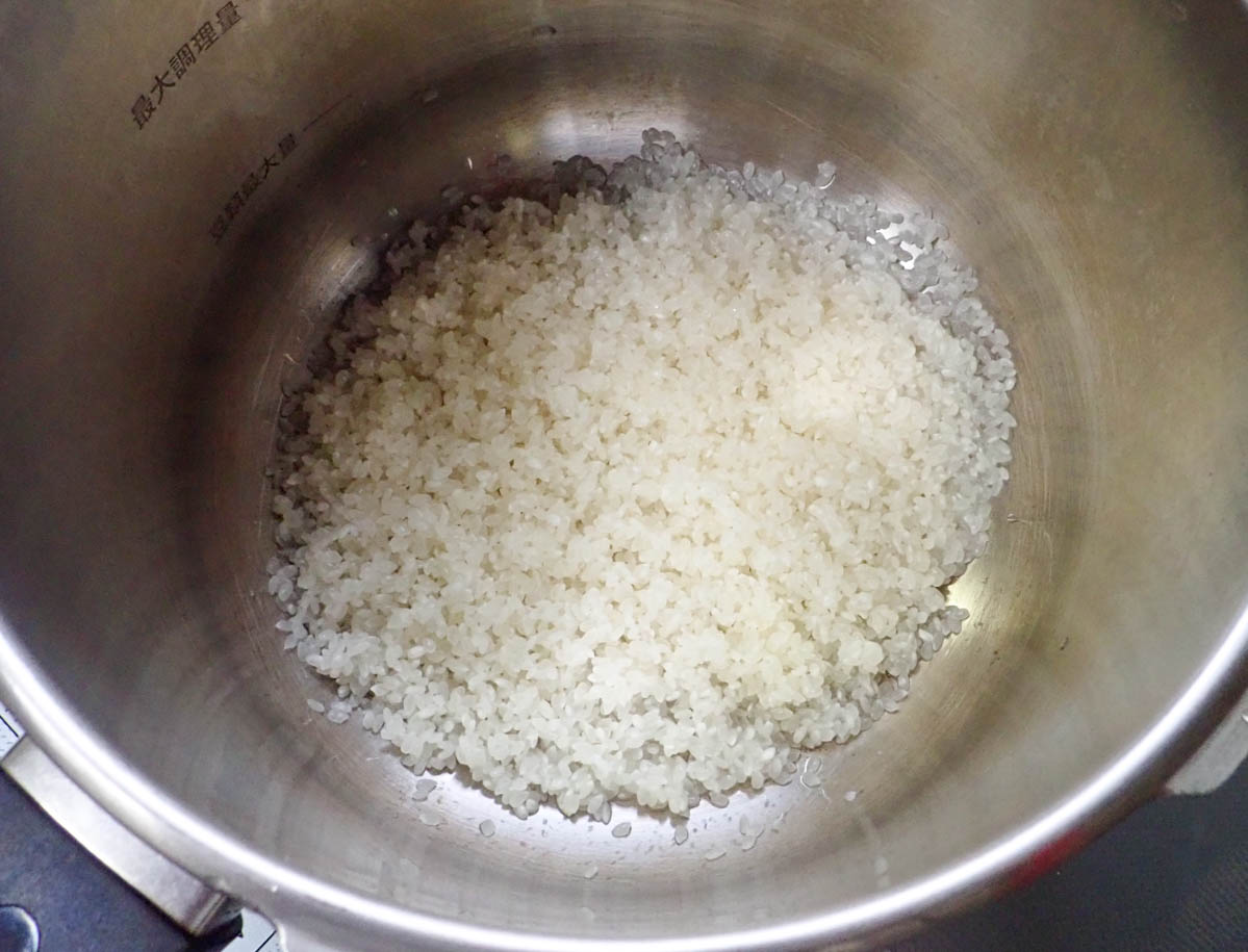 洗った米を圧力鍋に入れる