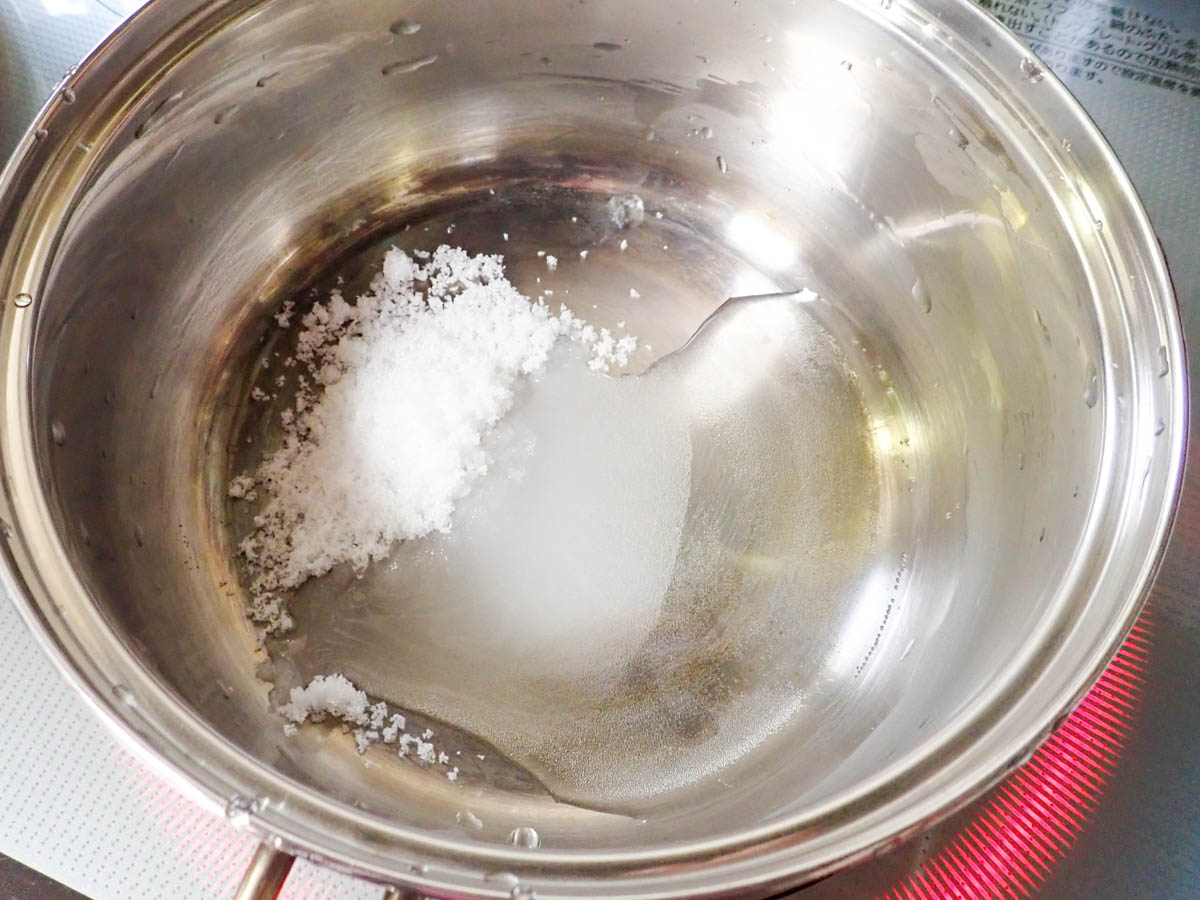 鍋に砂糖と水を入れる