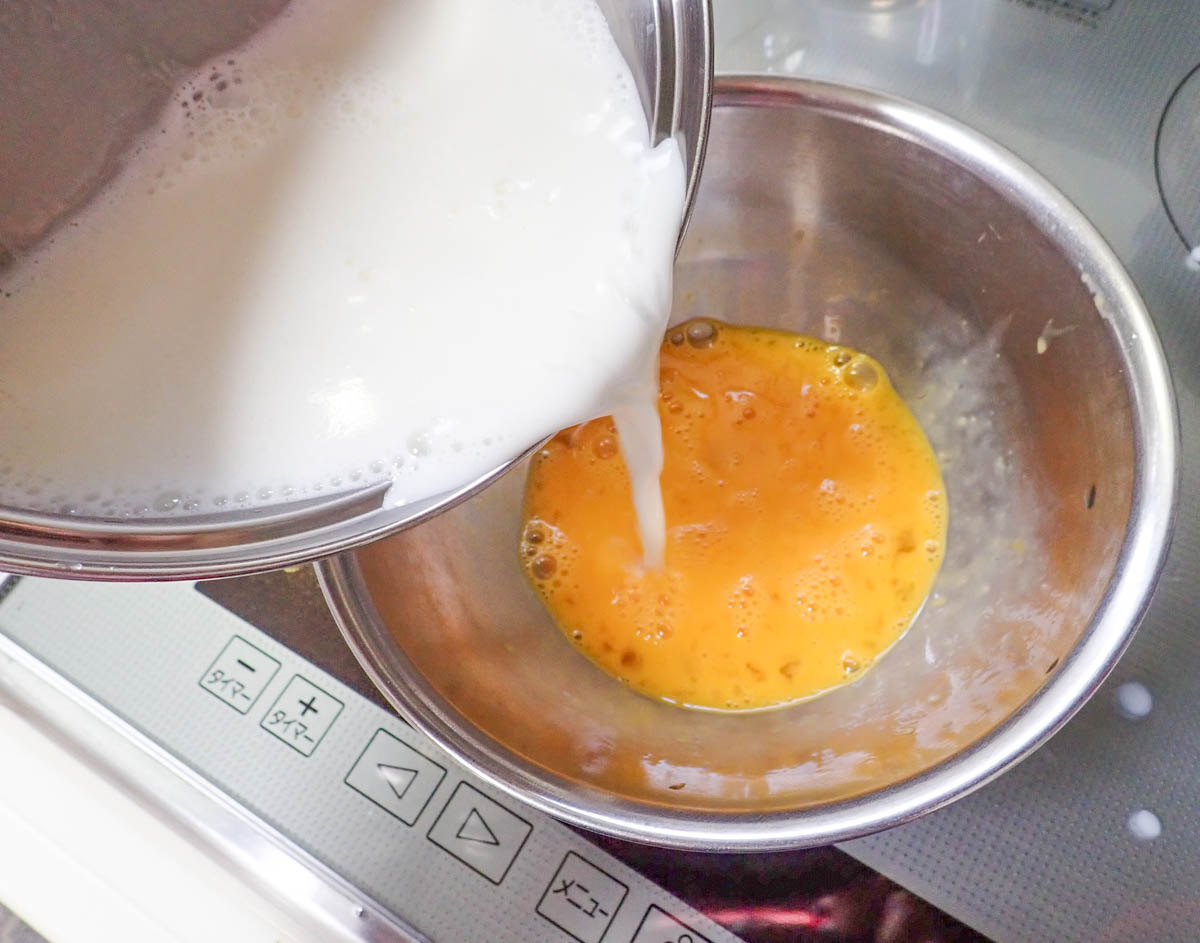 温めた牛乳を卵に少しずつ加えていく