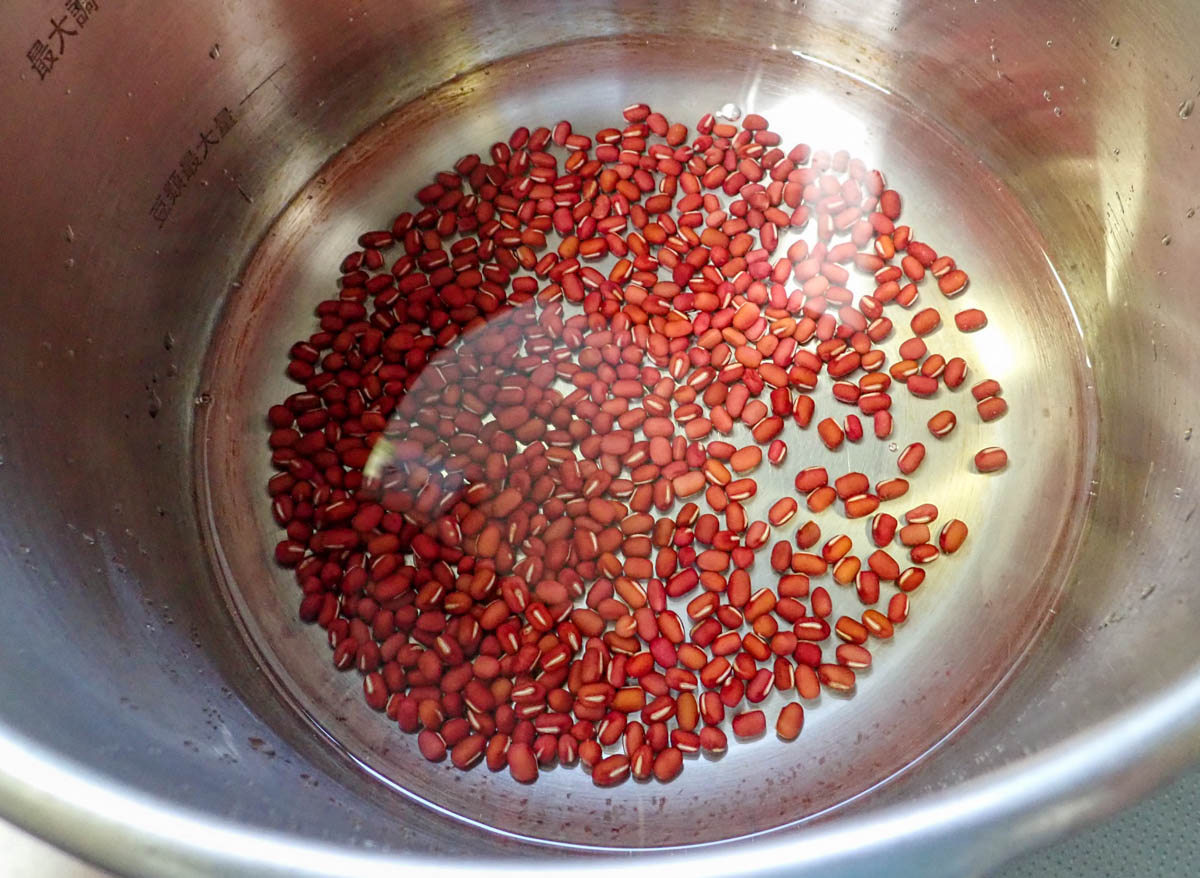 圧力鍋に小豆と水を入れる