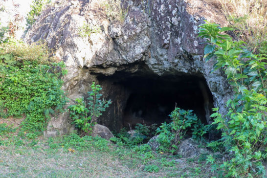 三日月山展望台の下にある穴