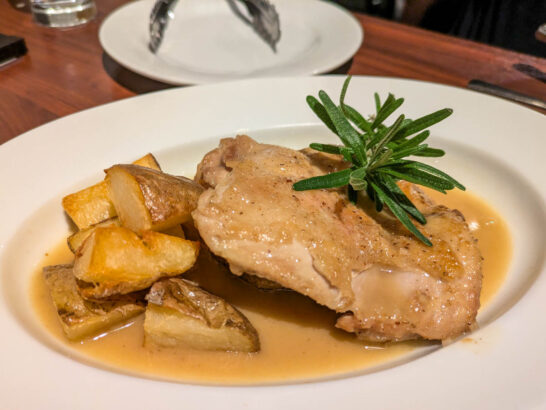 鶏もも肉のローマ風煮込み